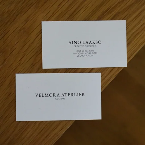Useita Velmora Atelier -käyntikortteja pöydällä