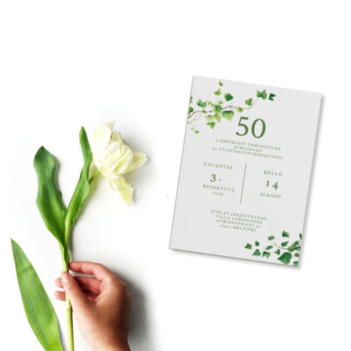 Tyylikäs 50-vuotiskutsukortti valkoisella taustalla, koristeltu vihreillä lehdillä ja aseteltu valkoisen tulppaanin viereen.