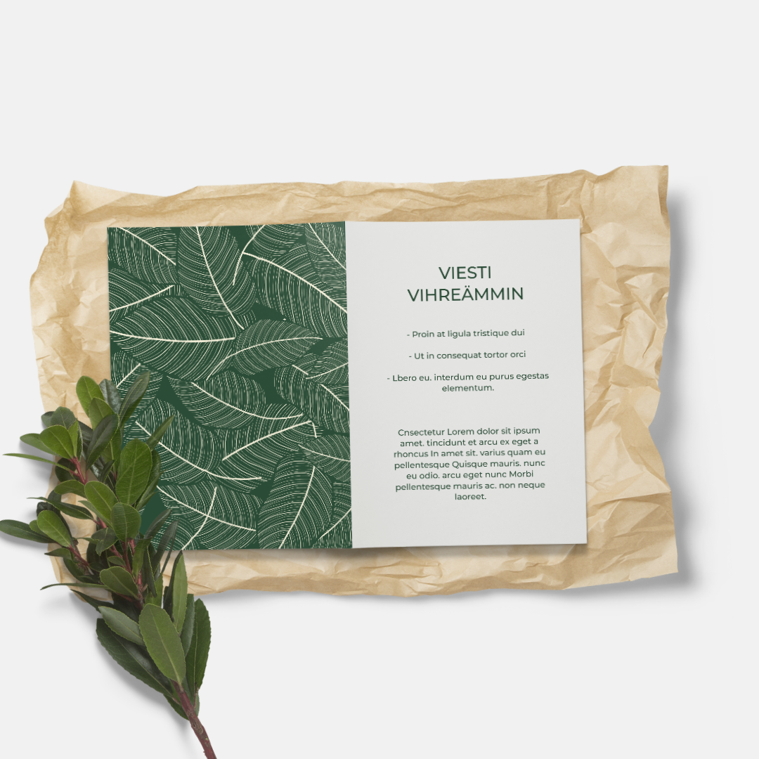 Tyylikäs, vihreä lehtikuvioitu taitettu esite, joka on painettu 100 % kierrätyspaperille. Kestävä ja vastuullinen valinta viestintään.