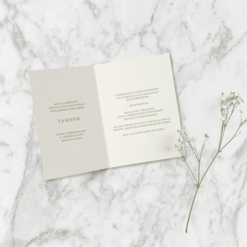 Taitettu A6-hääkutsu marmorialustalla – sisältä löytyy vihkiseremonian ja juhlan tiedot sekä toive lahjojen suhteen.
