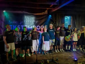 Ekstempore-yhtyeen muusikot ja laulajat seisovat yhdessä lavalla Lypertö Soi -tapahtumassa.