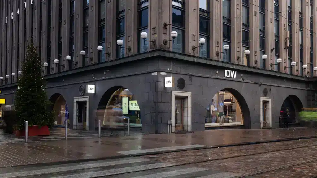 ICIW Helsingin kivijalkamyymälä kaupunkimiljöössä, suuret näyteikkunat ja ICIW-logo julkisivussa