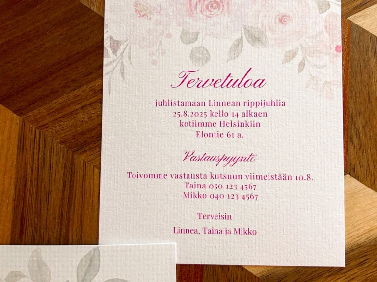 Kukkakuvioinen rippijuhlakutsu, jossa vaaleat kukkakuviot ja pinkki teksti.