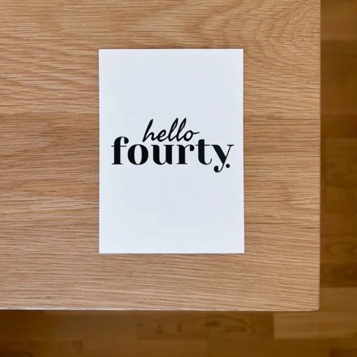 Minimalistinen kortti tekstillä “hello fourty” vaalealla taustalla