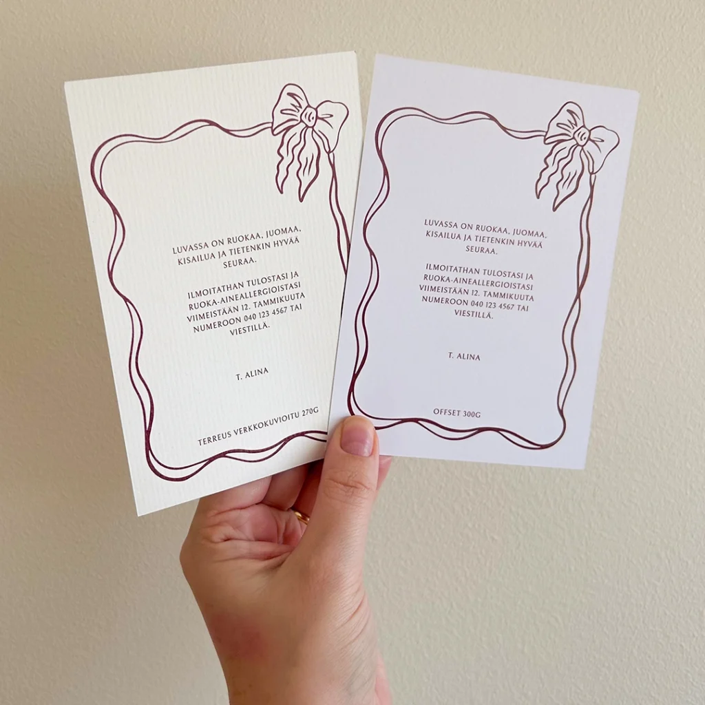 Kaksi syntymäpäiväkutsua, joista toinen teksturoitu ja toinen sileä paperi