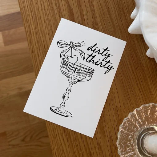 Kortti tekstillä “dirty thirty” ja kuvituksena cocktail-lasi